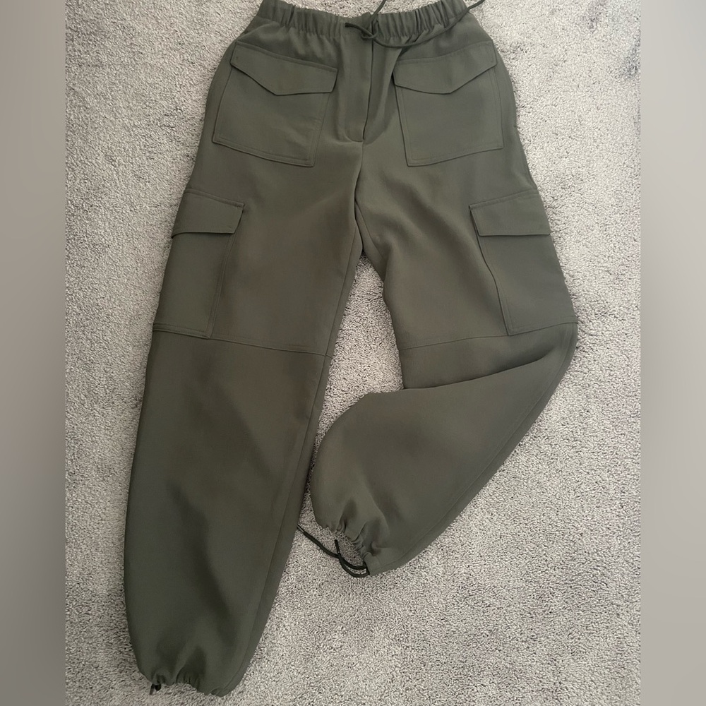 Wilfred dark Olive crepette cargoJoggers